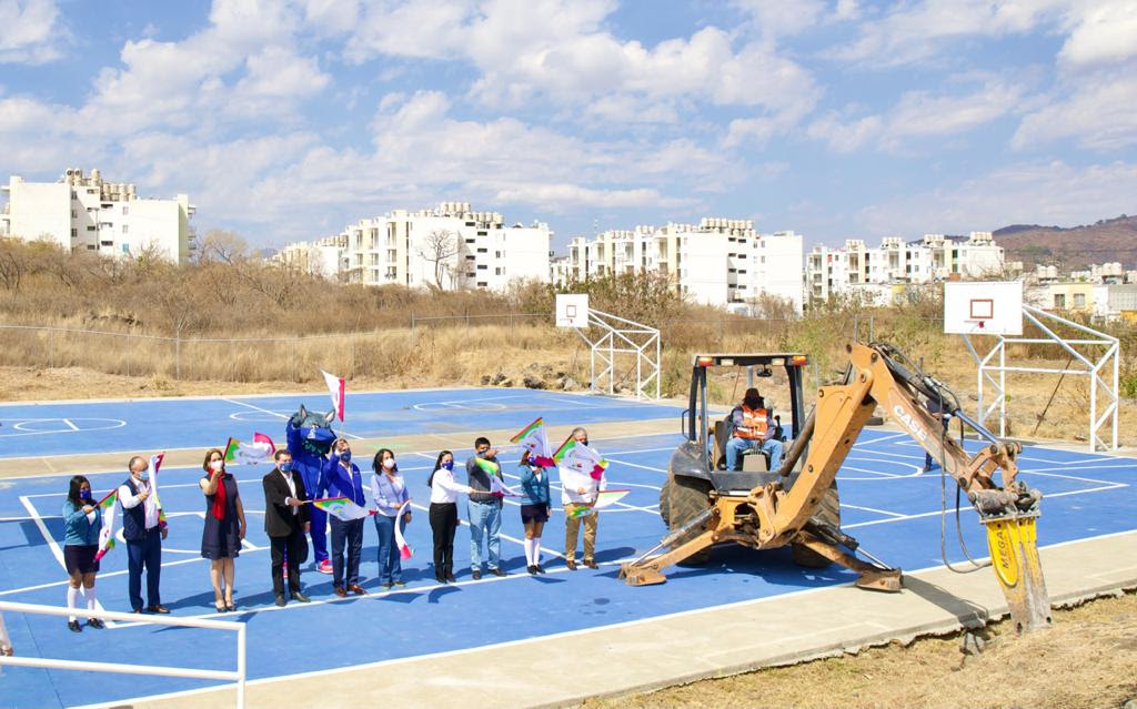  Entrega Silvano Aureoles un Cobaem en Villas del Pedregal; estudiaban en locales prestados