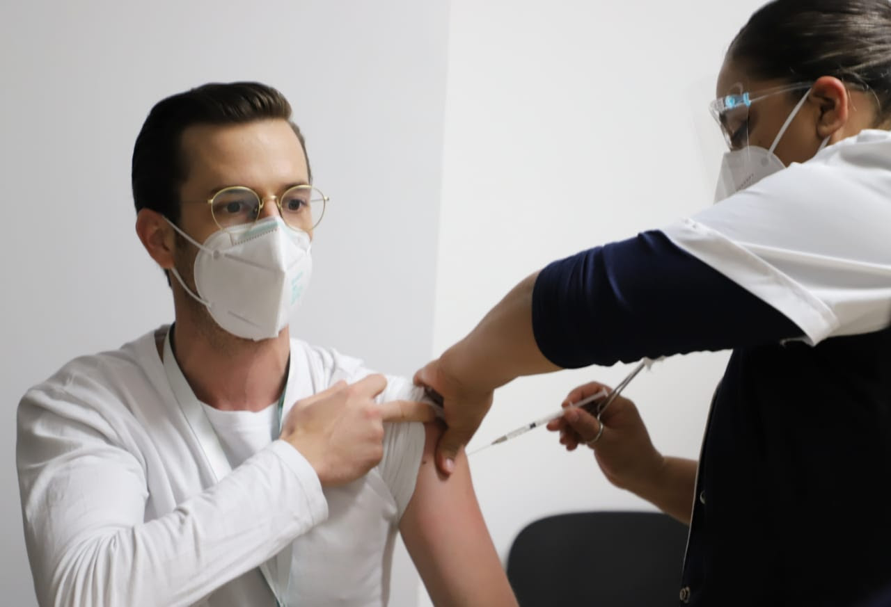  Inicia aplicación de segundas dosis de vacuna contra COVID-19 a personal de salud