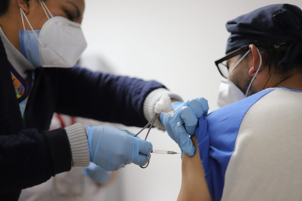 Por concluir, la meta de vacunación contra COVID-19 a personal de salud