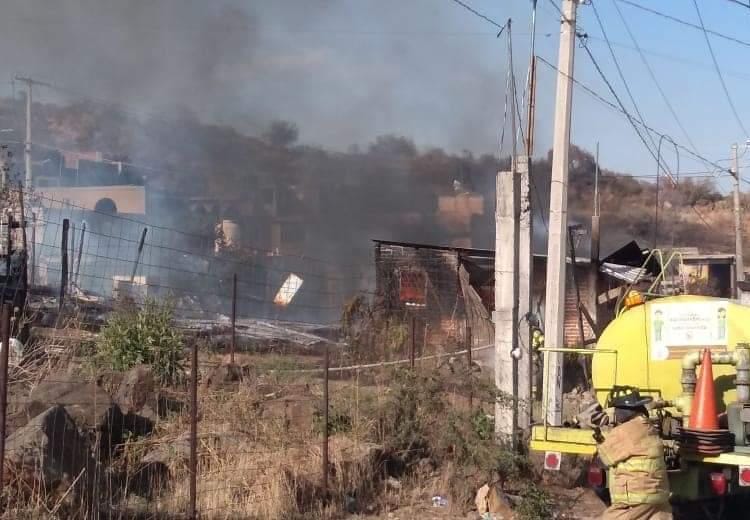 Muere joven discapacitado al quedar atrapado dentro de su casa incendiada