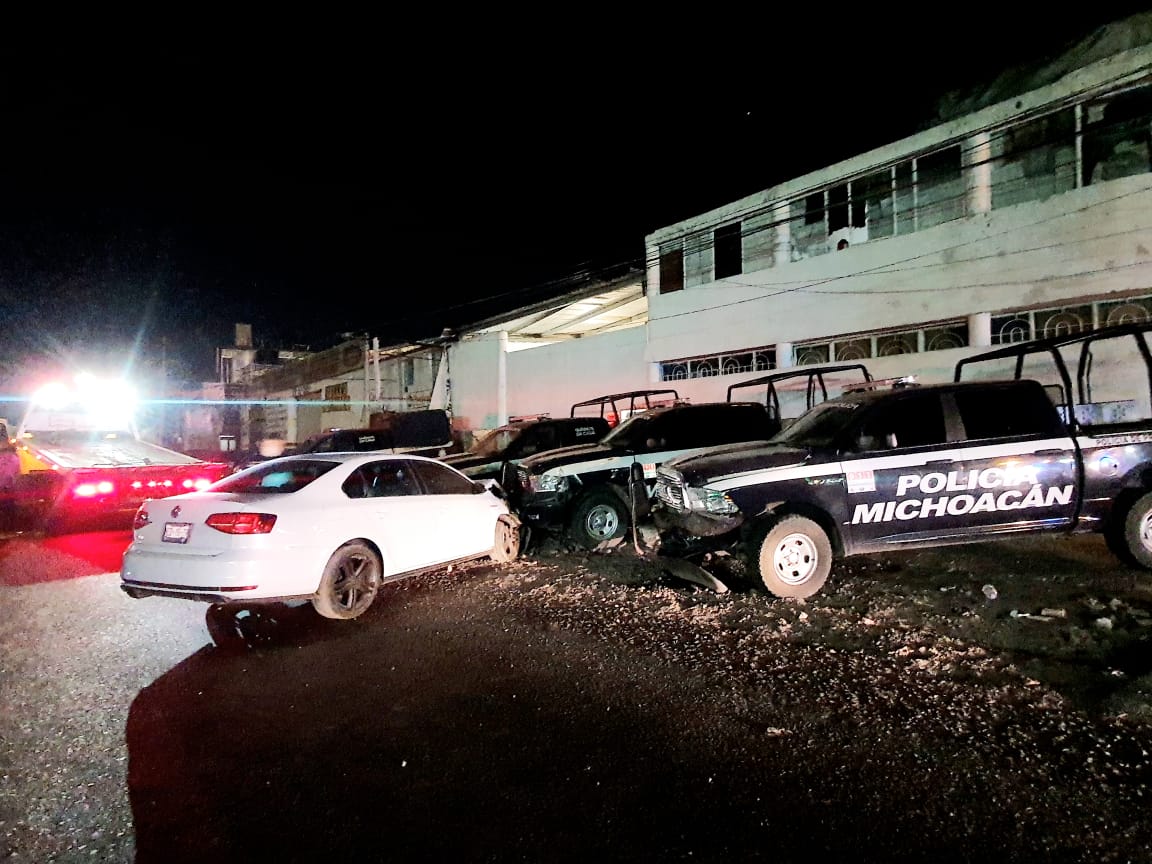  Auto choca contra tres patrullas dentro del cuartel regional