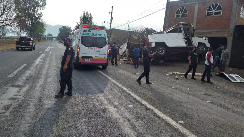  Tráiler embiste camión de jornaleros, hay tres muertos