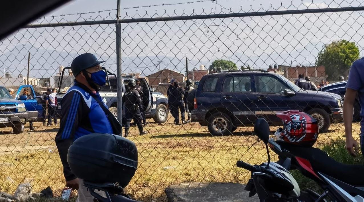 Líder estatal del PRD protagoniza batalla campal en campo de fútbol, hubo disparos de arma de fuego