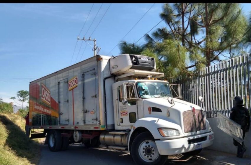  Normalistas roban mercancía a un camión de OXXO