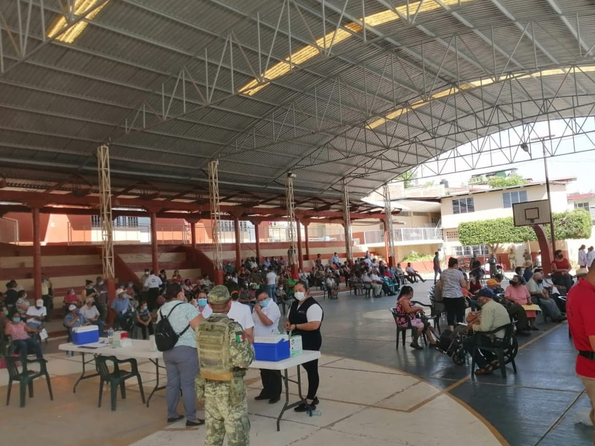  Inicia vacunación contra COVID-19 en Aguililla y Churumuco para adultos mayores de 60 años
