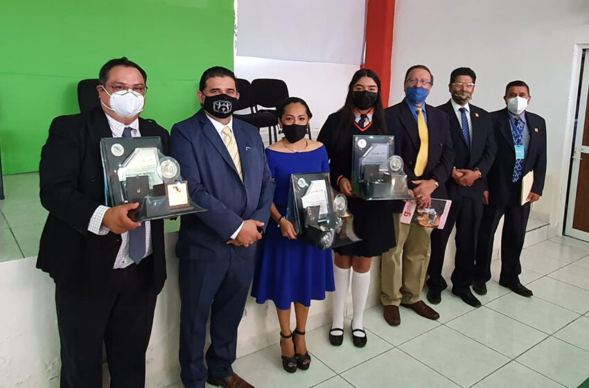 Reconocen con Presea a estudiante y trabajadores del CECyTEM