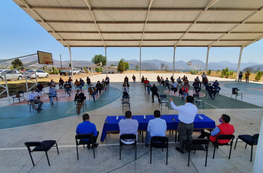  Sostienen reunión de trabajo directivos y personal del plantel 17 del CECyTEM