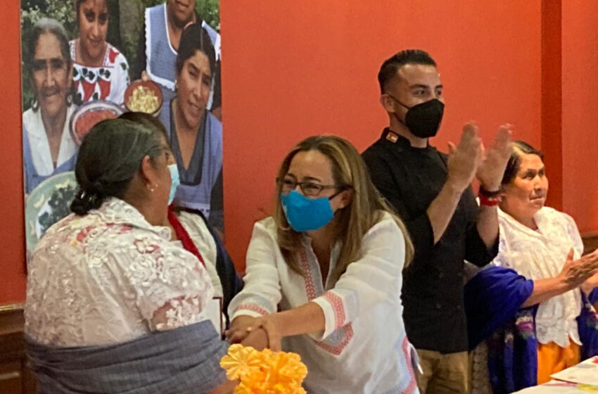  Entregan reconocimientos a maestras cocineras tradicionales michoacanas