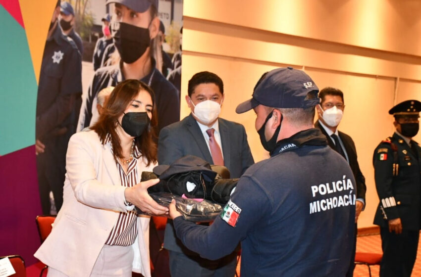 Dotan de uniformes a policías municipales