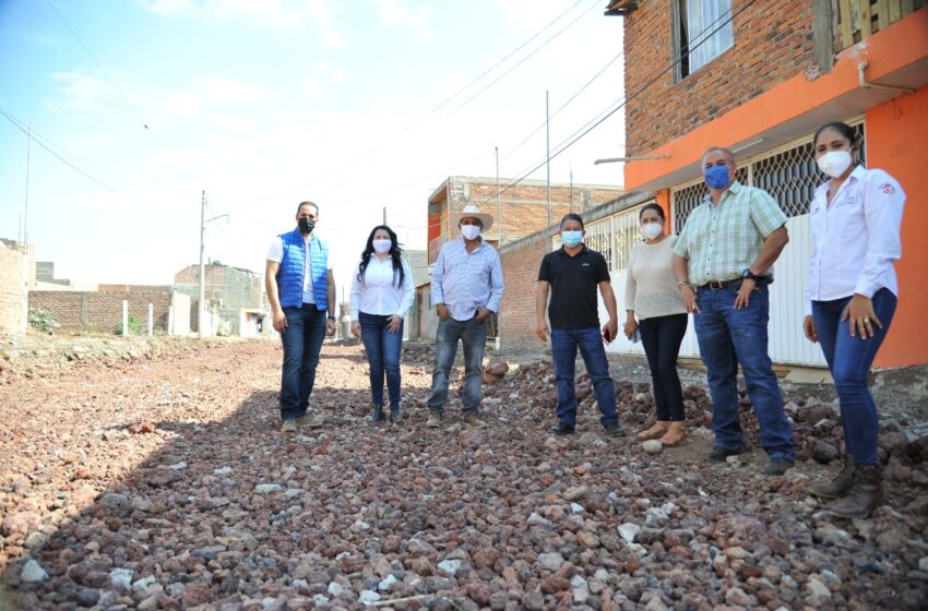  Alcaldesa de Jacona Gaby Garibay supervisa obras de pavimentación
