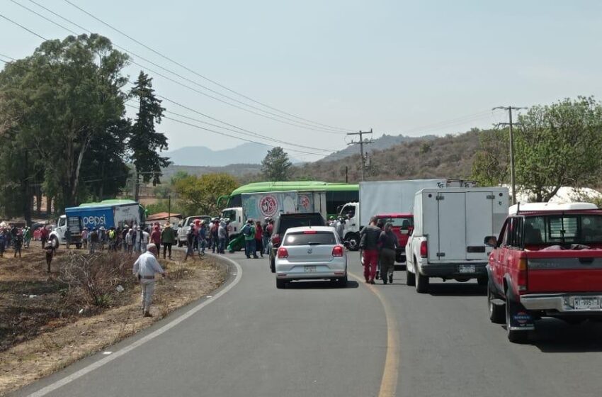  Comuneros bloquean la carreta federal en Santa Fe de la Laguna