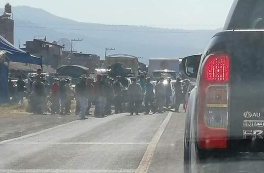  Pobladores de Santa Fe de la Laguna bloquean la carretera federal