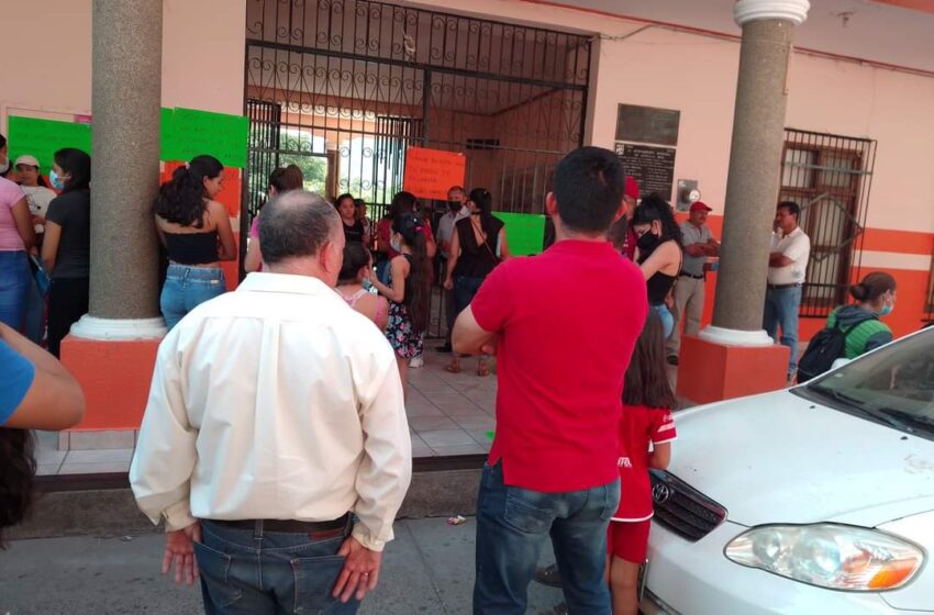  Toman alcaldía de Aguililla en apoyo a maestro confrontado por Silvano Aureoles