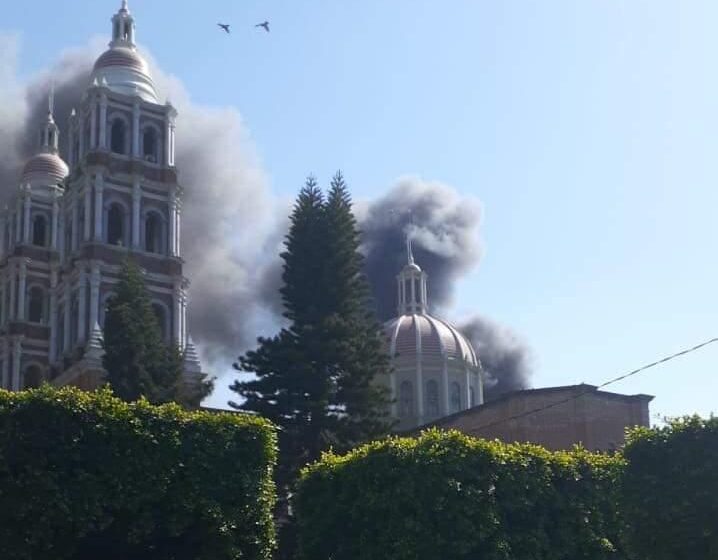 Se incendia bodega de velas a causa de una explosión en el templo del Señor de Los Milagros, en San Juan Nuevo