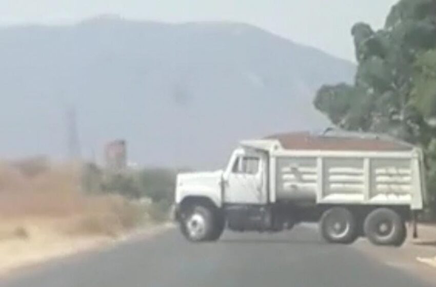 Reportan enfrentamientos y bloqueos carreteros en Buenavista Tomatlán