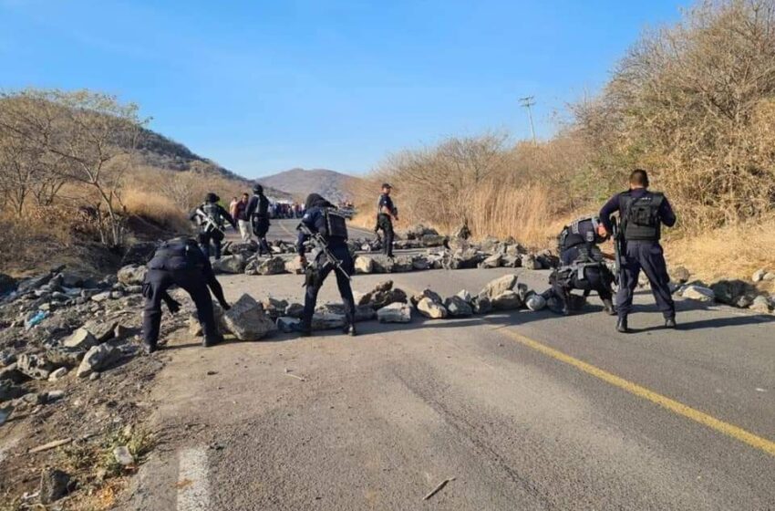 Vuelven a bloquear la carretera Apatzingán-Aguililla