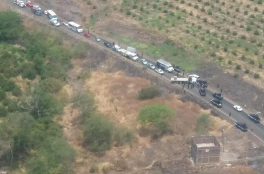  Enfrentamientos a balazos y bloqueos carreteros se registran en la carretas Apatzingán-Buenavista