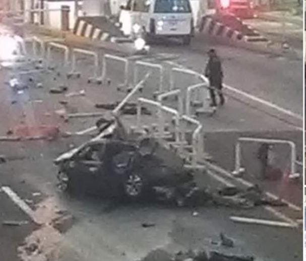  Camión se queda sin frenos y embiste varios carros en la caseta de peaje