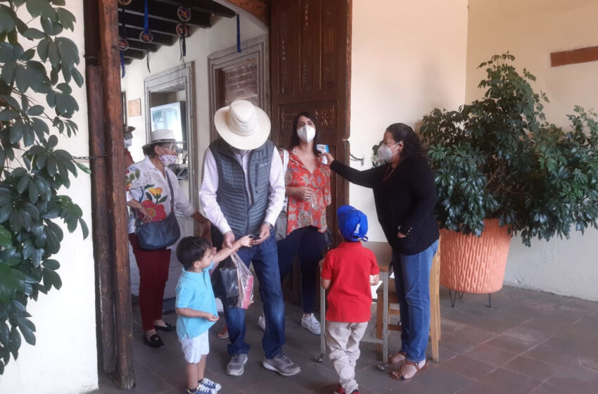  Con brigadas se invita a turistas a respetar los protocolos sanitarios