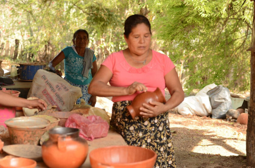  Artesanas y artesanos de la Costa michoacana exhiben su artesanía