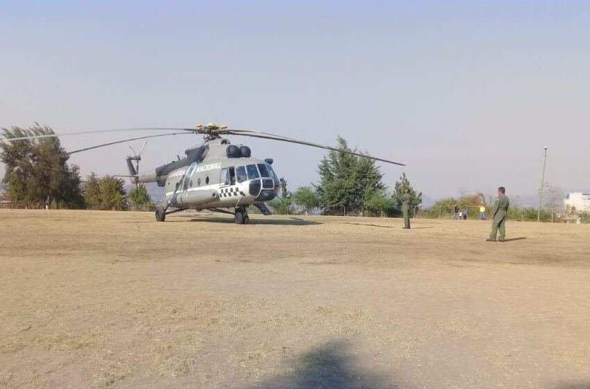  Arriba el helicóptero especializado para combatir incendio en Hidalgo y Jungapeo