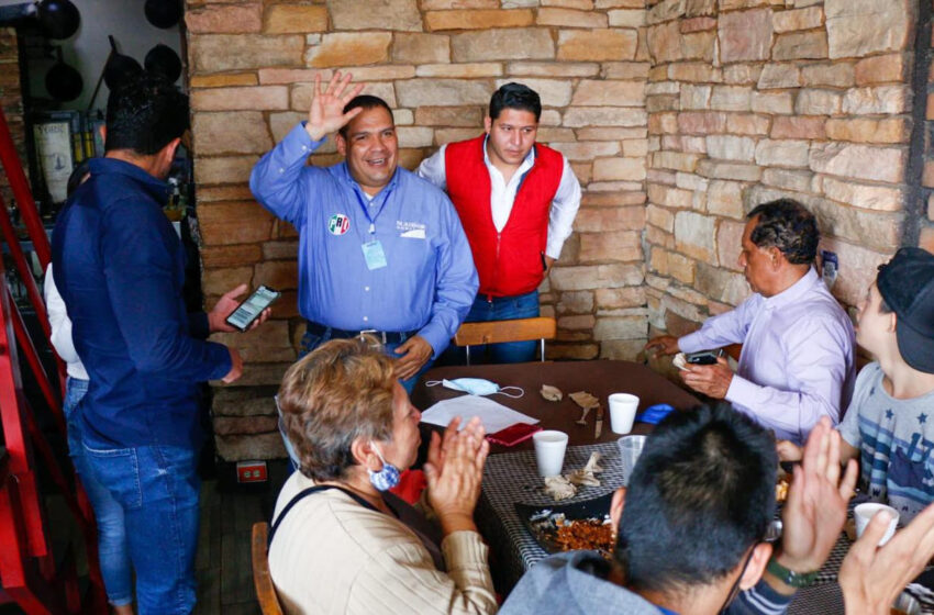  Bladimir González se compromete con emprendedores de Tarímbaro