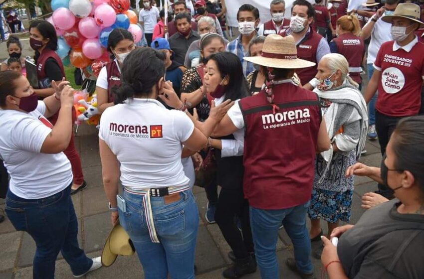  Mujer lanza huevos al candidato de Morena a la alcaldía en Morelia, Iván Pérez Negrón