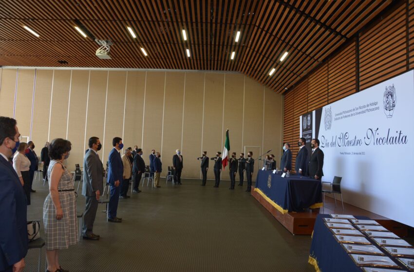  UMSNH entrega reconocimientos a docentes nicolaitas 