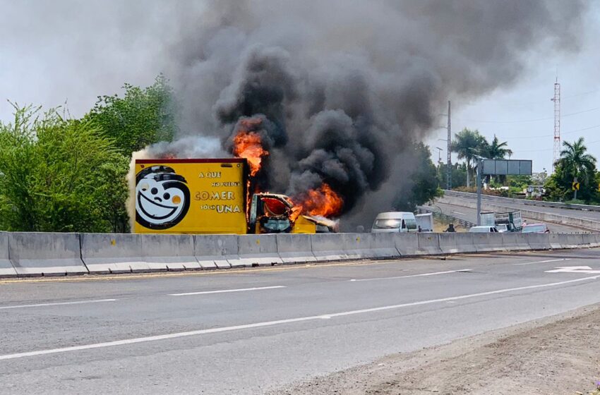 Se registran bloqueos y quema de carros en la carretera Apatzingán-Cuatro Caminos