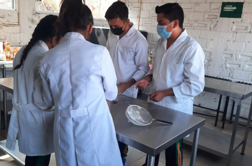  Estudiantes del plantel Álvaro Obregón del CECyTEM aprenden a elaborar pizzas