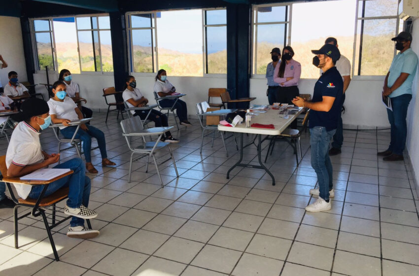  Acercan a estudiantes del CECyTEM de Faro de Bucerías oferta académica de nivel superior