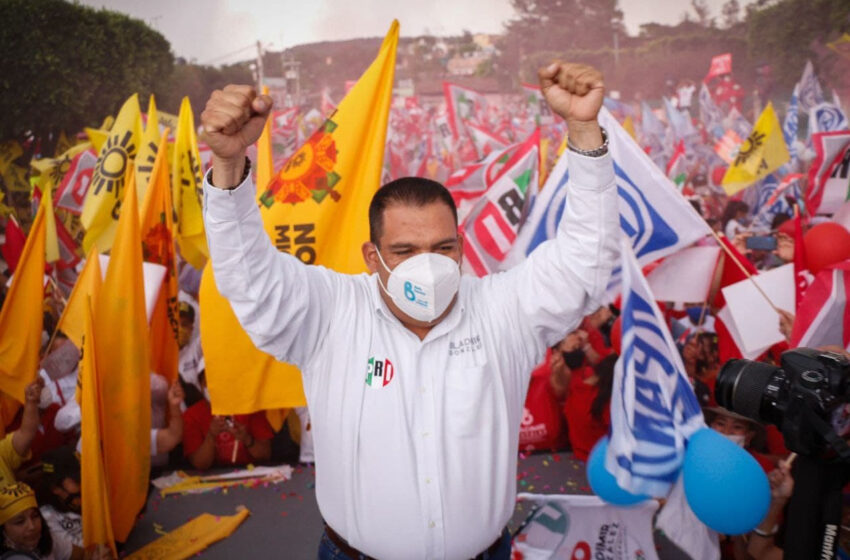  Acompañado de miles de tarimbarenses, cierra campaña Bladimir González