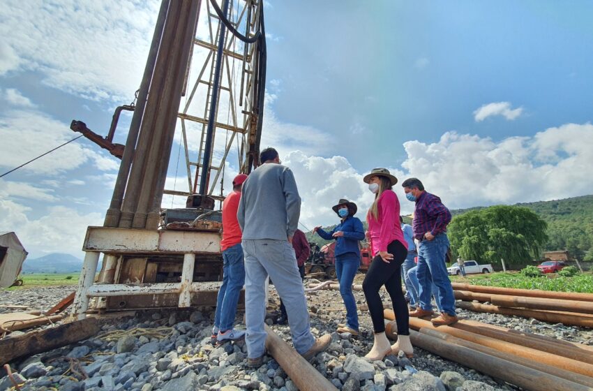 Supervisan trabajos de perforación de pozo en Aranza