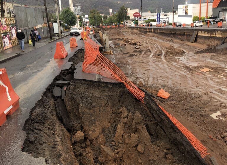  Atiende SCOP, deslave en distribuidor vial Mil Cumbres