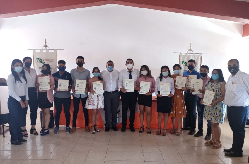  Reciben título profesional estudiantes del plantel Riva Palacio del CECyTEM