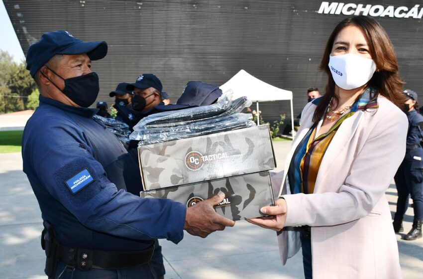  Reciben 945 policías municipales uniformes tácticos