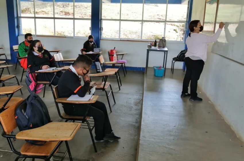  Atiende CECyTEM a jóvenes con rezago académico