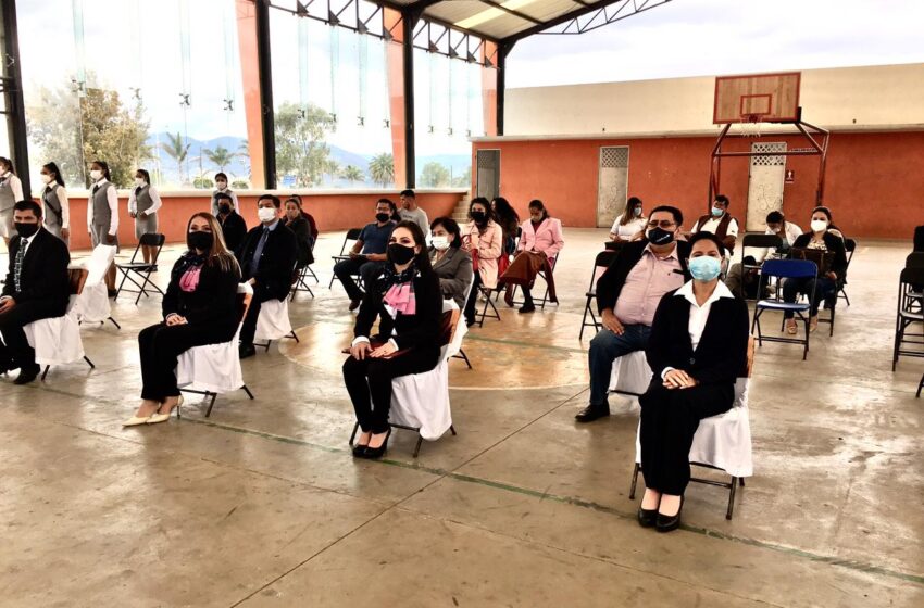  Egresa primera generación de doctorado en Irimbo