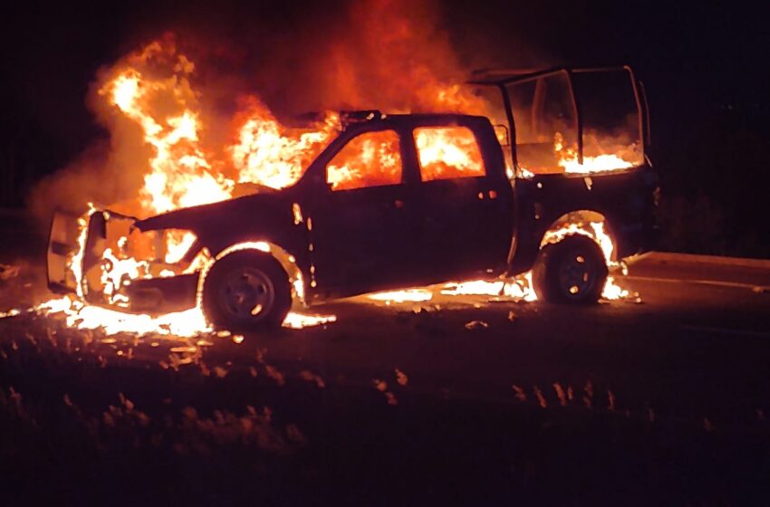  Normalistas secuestran e incendian una patrulla en Tiripetío