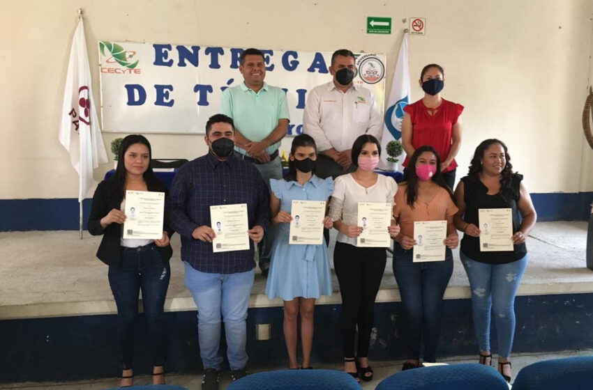  Entrega CECyTEM títulos a siete egresados del plantel Carácuaro