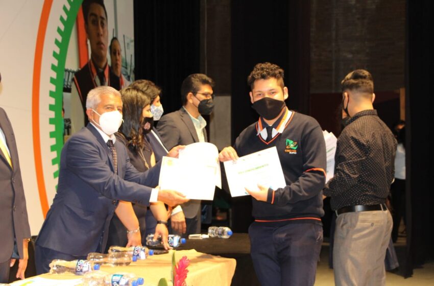  Reconoce CECyTEM a jóvenes destacados