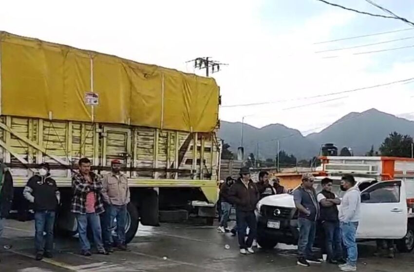 Zitácuaro amanece sitiado por agricultores y transportistas