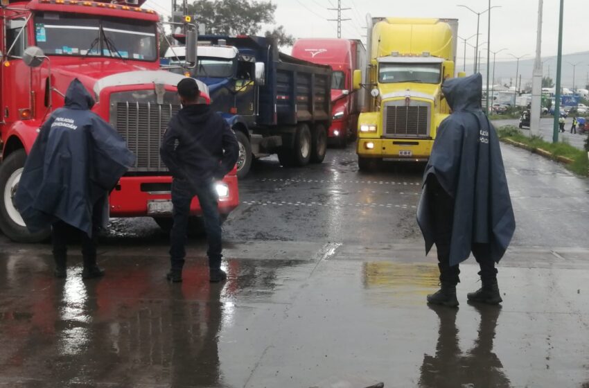  Policías estatales sin respuesta de las autoridades cierren el libramiento por segundo día