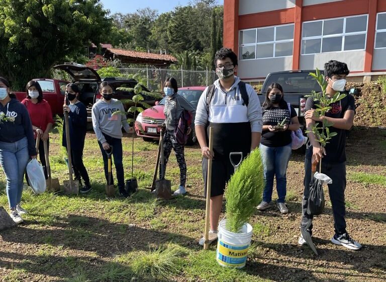  Reforestan espacios del plantel Capula del CECyTEM