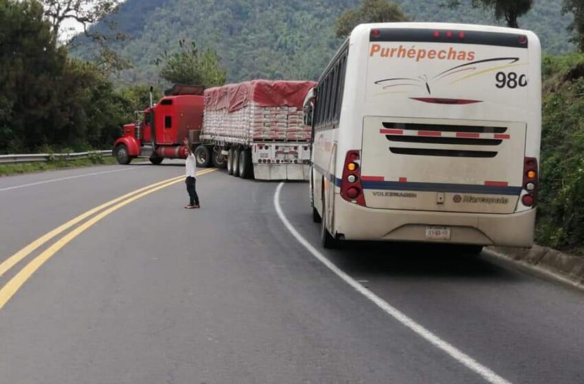  Pese al despliegue policial, hay  bloqueos en la Uruapan-Paracho
