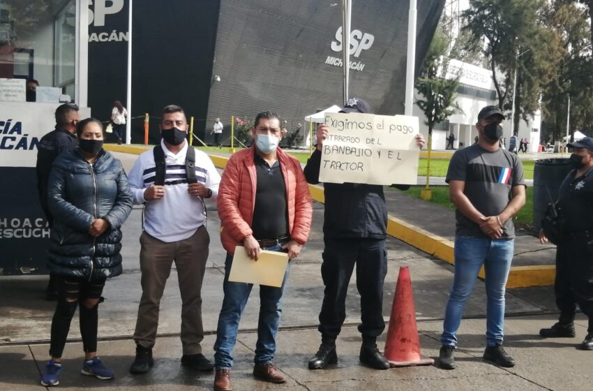 Policías piden pago de prestaciones y fueron echados a la calle