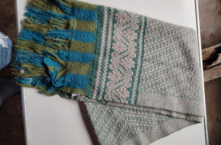  Artesanas de Angahuan invitan a su venta de textiles