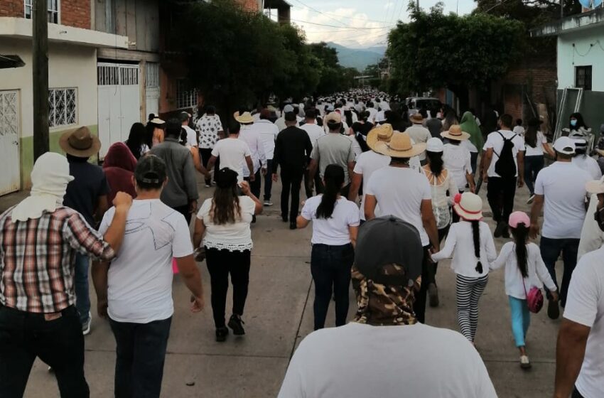  Pobladores bloquean servicios y llegada de alimentos a militares en Aguililla