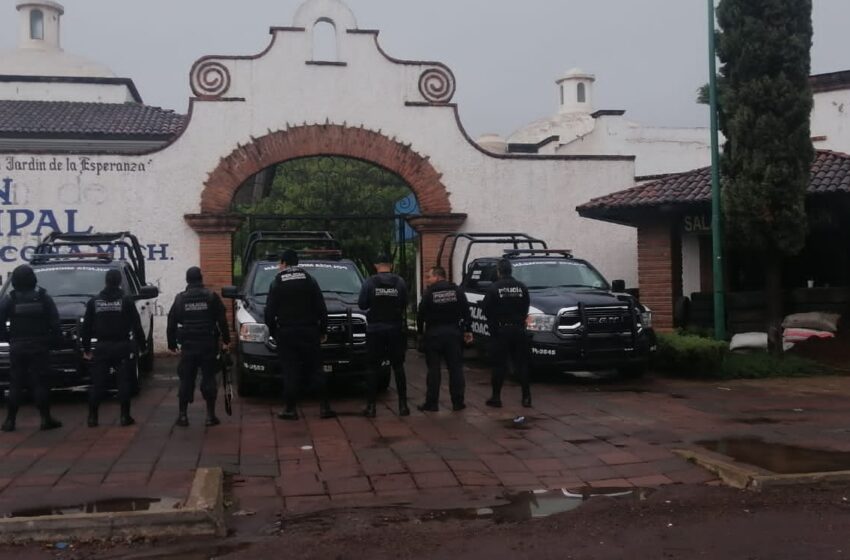  Policías estatales  duermen en un panteón a falta de cuartel