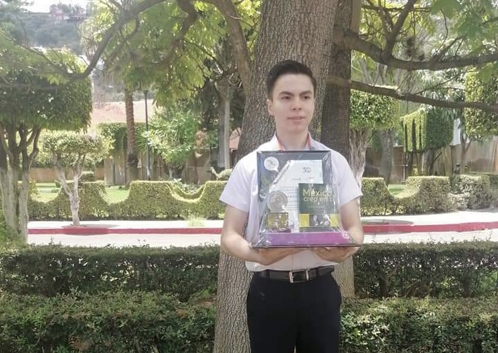 Reconoce CECyTEM a estudiante de excelencia